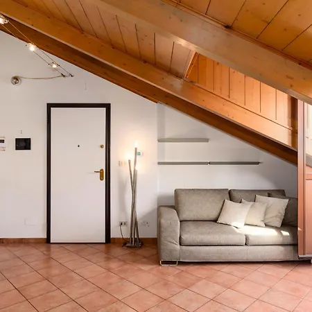 Ampia Mansarda E Terrazzo 10 Minuti Dal Centro Apartamento *